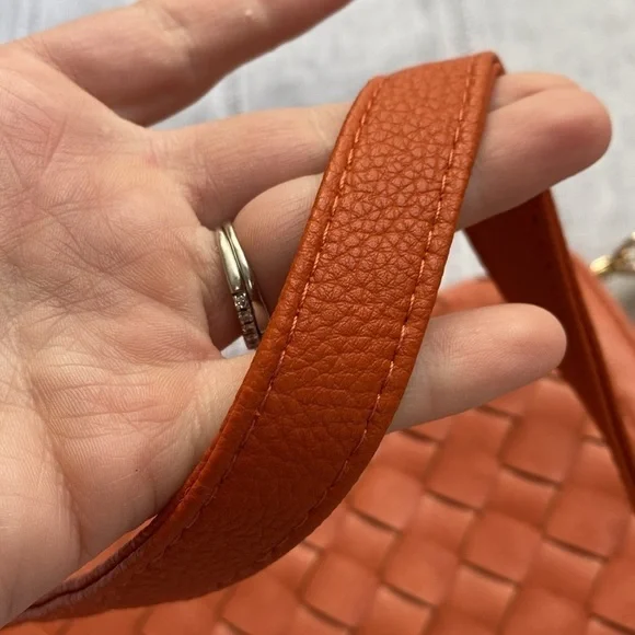 Urban Expressions NWOT orange woven vegan shoulder bag. - Picture 11 of 12